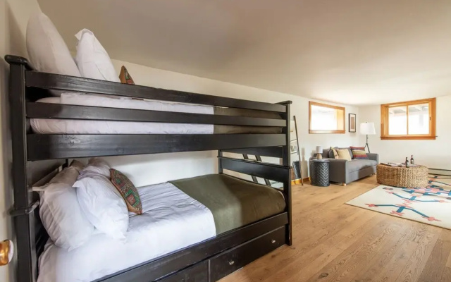 photo 2 of Condor by Avantstay Gorgeous Mountain Home w/ Hot Tub & Sauna