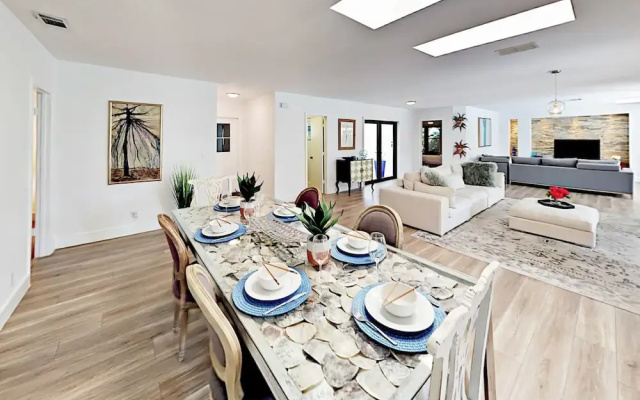photo 2 of Contemporary - 3 Br Home