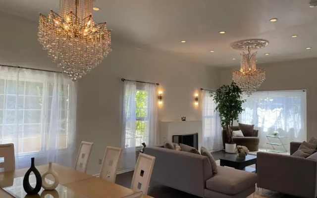 photo 4 of Contemporary 5 bed- 4 bath Beverly Hills Home