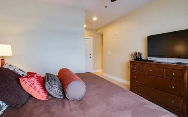 photo 2 of Contemporary Slopeside Condo