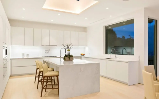 photo 2 of Contemporary Villa