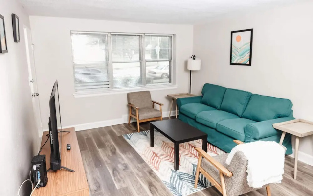 photo 3 of Convenient Apt W/shopping, Dining & Freeways