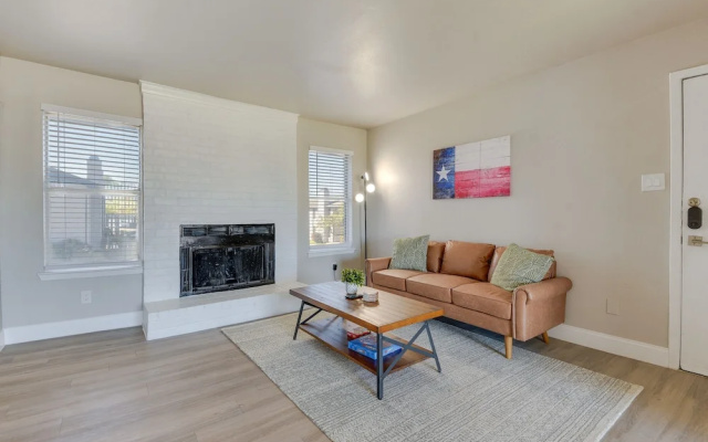 photo 5 of 6 Mi to At&t Stadium: Grand Prairie Apt w/ Balcony