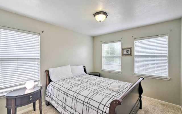 photo 4 of Spacious & Central Katy Retreat: 27 Mi to Houston!