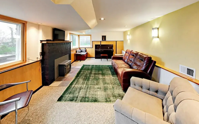 photo 2 of Convenient Locale - 4 Br Home