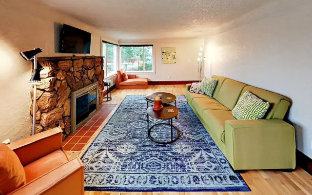 photo 3 of Convenient Locale - 4 Br Home
