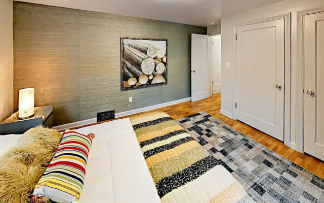 photo 5 of Convenient Locale - 4 Br Home