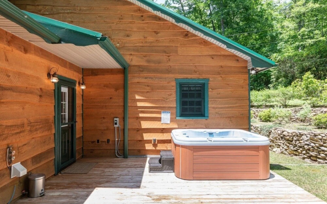 photo 2 of Cool Stream Lodge 6 Bedroom Cabin
