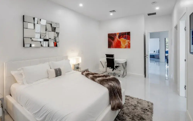photo 4 of Coral Ridge Playtime - Gorgeous Private Pool Home Close To Everything! 3 Bedroom Townhouse by Redawning