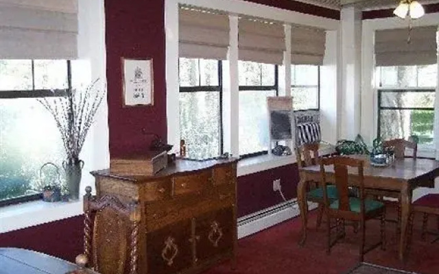 photo 2 of Corner Oak Manor