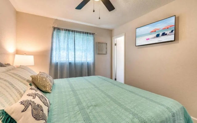 photo 2 of Cortez Gardens Cottage 15, Renovated and close to Beach, 3-Bed, 2-Bath 10 People