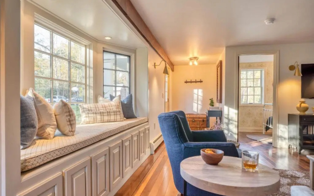 photo 3 of 4bdr Heritage Estate w/ Pool, Private Pond, Fire Pit Cortland by Avantstay