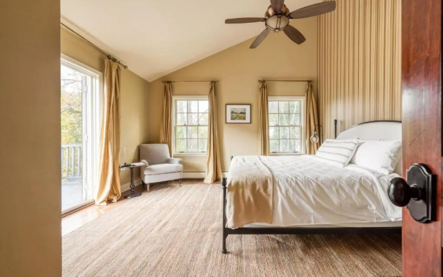 photo 4 of 4bdr Heritage Estate w/ Pool, Private Pond, Fire Pit Cortland by Avantstay