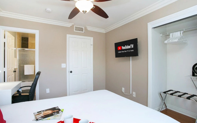 photo 3 of Costa Mesa/Newport - Fast WiFI - Work Stations - Free Parking - Self Check In! (CM-1)