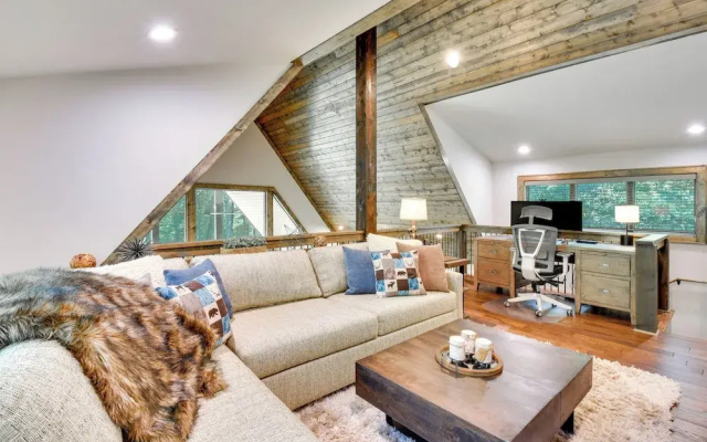 photo 2 of Screened Porch + Yard: Mountain Home By Hiking!