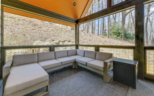 photo 4 of Screened Porch + Yard: Mountain Home By Hiking!