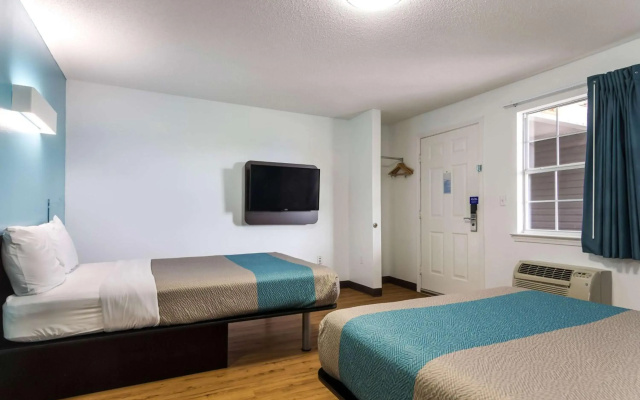 photo 5 of Motel 6 Gulf Shores, AL