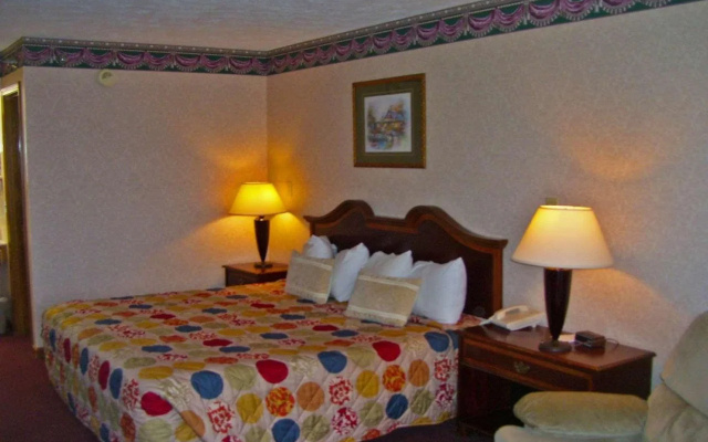 photo 3 of Colonial Inn