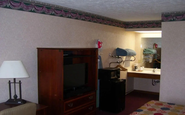 photo 4 of Colonial Inn