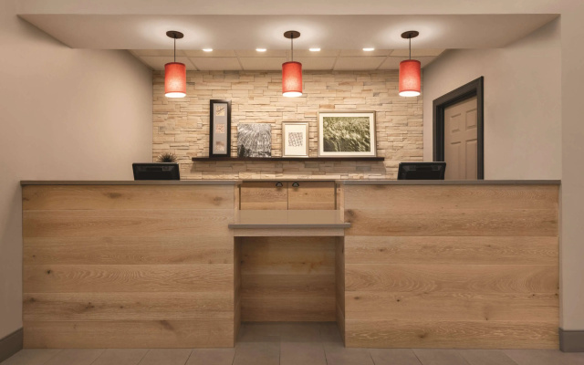 photo 2 of Country Inn & Suites by Radisson, Bradenton-Lakewood Ranch, FL
