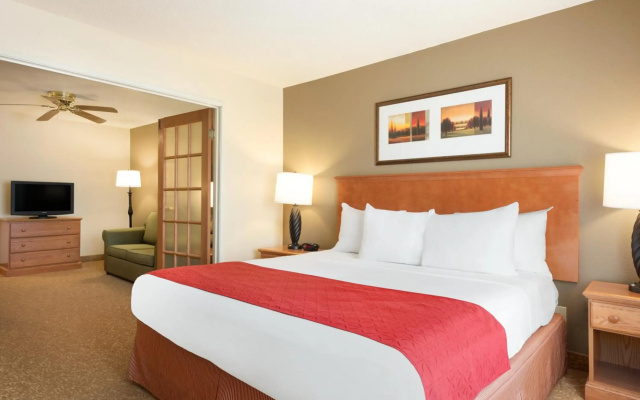 photo 2 of Country Inn & Suites by Radisson, Davenport - Quad Cities
