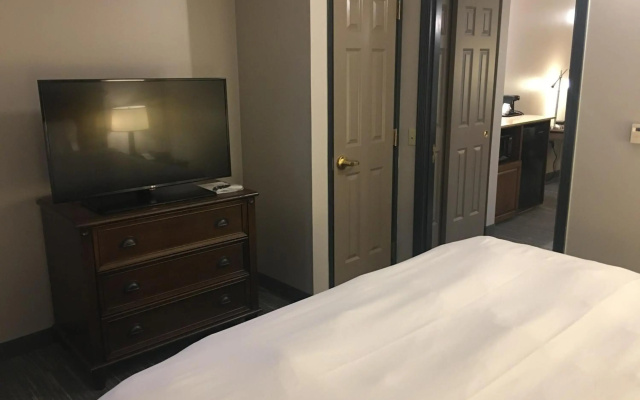 photo 4 of Country Inn & Suites by Radisson, Grand Rapids East, MI