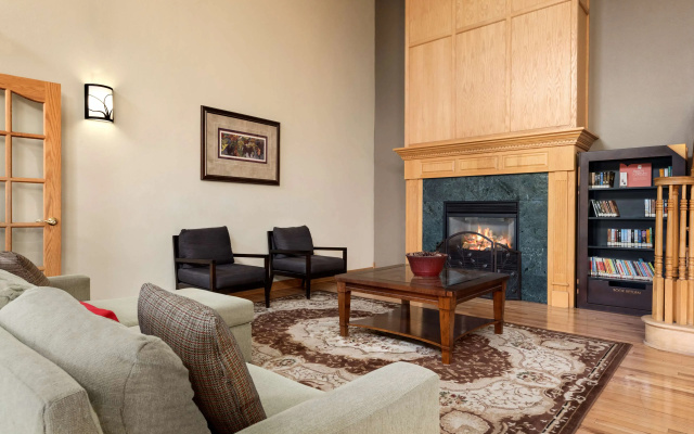 photo 2 of Country Inn & Suites by Radisson, Milwaukee Airport, WI