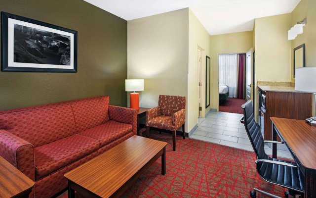 photo 3 of La Quinta Inn & Suites by Wyndham Oxford - Anniston