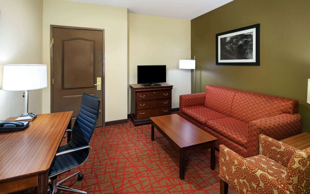 photo 4 of La Quinta Inn & Suites by Wyndham Oxford - Anniston