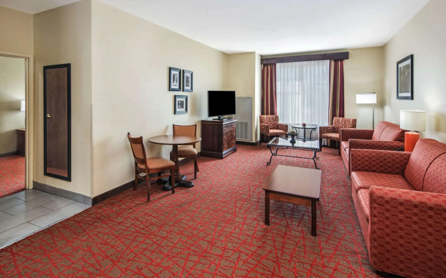 photo 5 of La Quinta Inn & Suites by Wyndham Oxford - Anniston