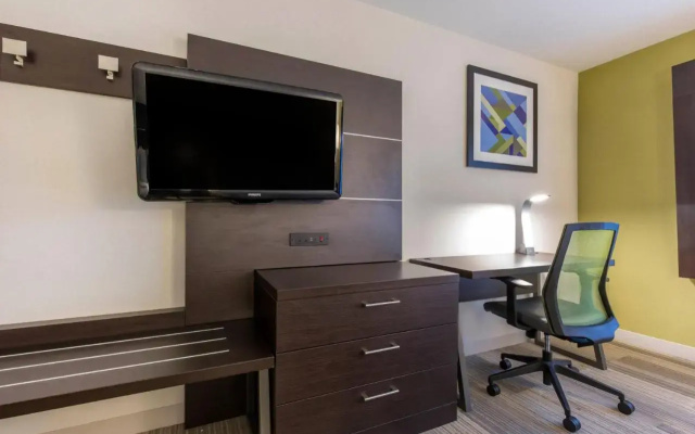 photo 2 of Holiday Inn Express & Suites Chicago West - St Cha
