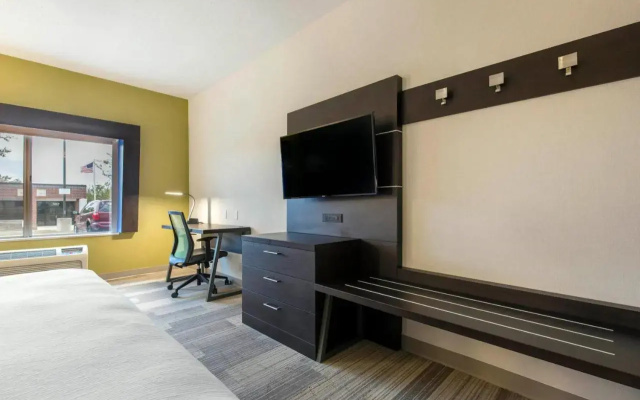 photo 3 of Holiday Inn Express & Suites Chicago West - St Cha