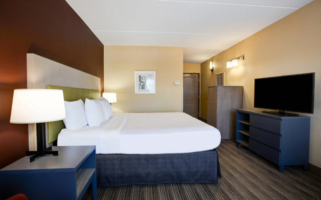photo 5 of Comfort Inn & Suites St. Paul Northeast