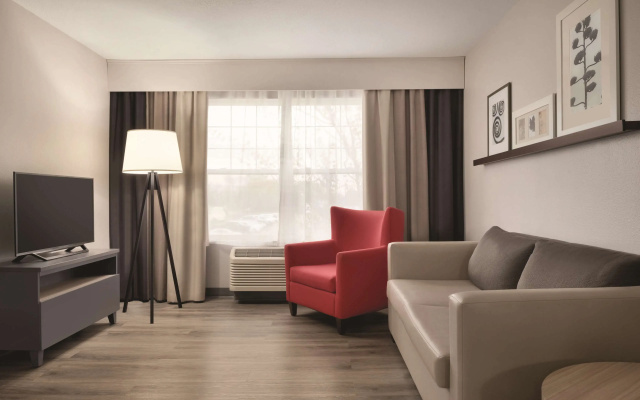 photo 4 of Country Inn & Suites by Radisson, Waterloo, IA