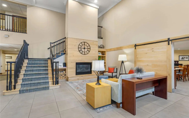 photo 2 of Country Inn & Suites by Radisson, Des Moines West, IA
