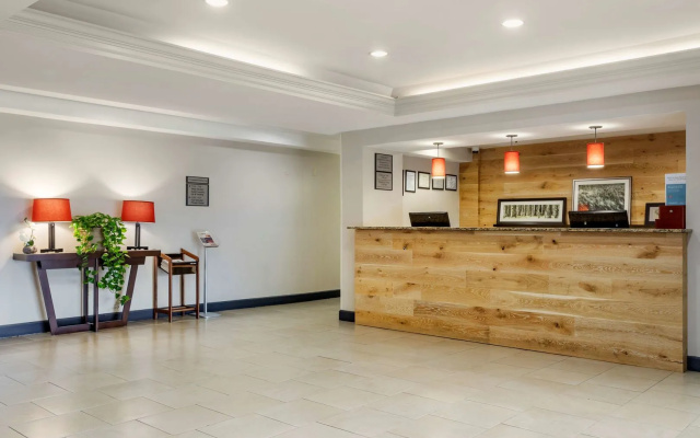 photo 2 of Country Inn & Suites Atlanta Downtown S