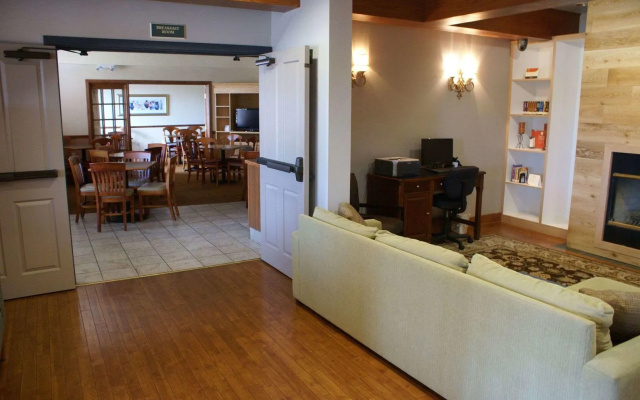 photo 2 of Country Inn & Suites by Radisson, Lansing, MI