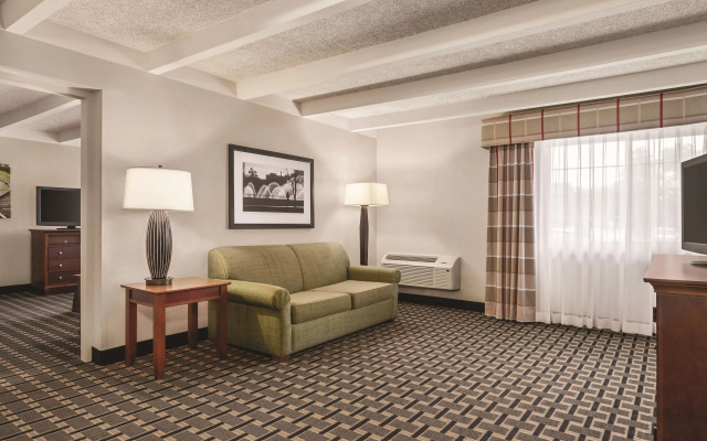 photo 4 of Country Inn & Suites by Radisson, Woodbury, MN