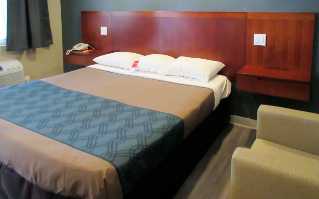 photo 3 of Econo Lodge San Bernardino I-215