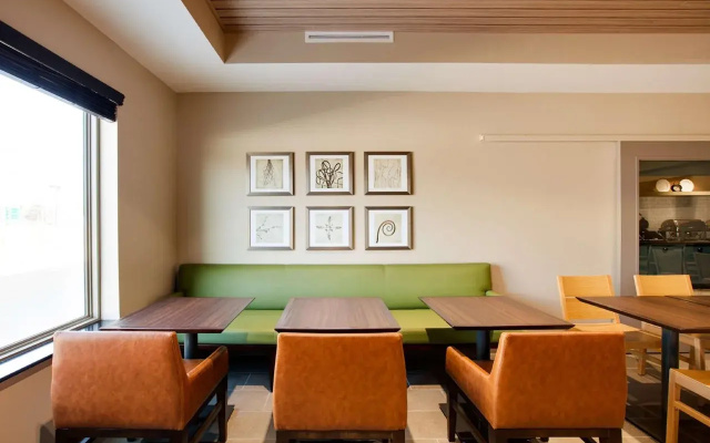 photo 3 of Country Inn & Suites by Radisson Springfield IL