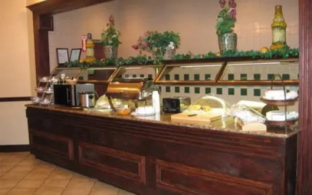 photo 2 of Country Inn & Suites By Carlson, Decatur, AL