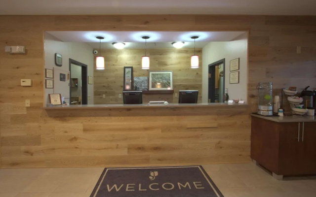photo 2 of Country Inn & Suites By Carlson, Moline Airport, IL