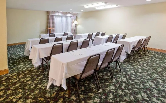photo 3 of Country Inn & Suites Hiram