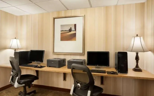 photo 2 of Country Inn & Suites Manchester Airport