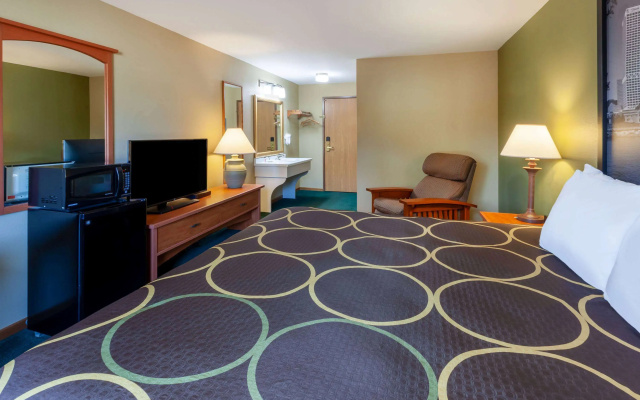 photo 2 of Super 8 by Wyndham Berlin WI