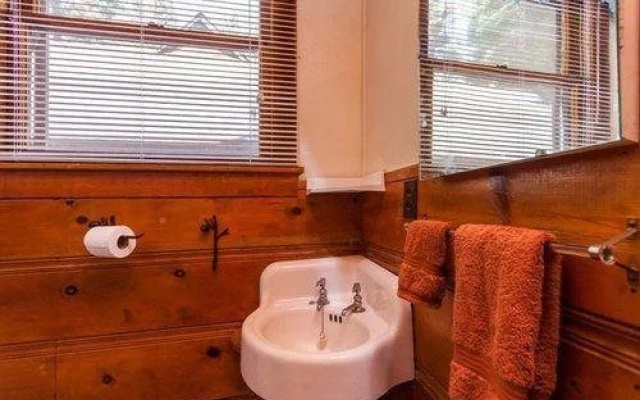 photo 5 of Couples Cove Lakefront Cabin