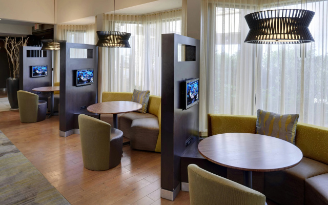 photo 3 of Courtyard by Marriott Indianapolis Airport