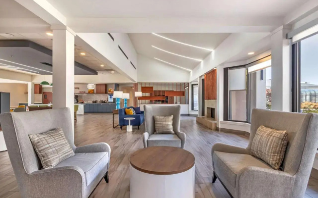 photo 2 of Comfort Inn & Suites Arlington Heights - Buffalo Grove