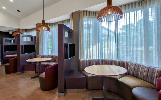 photo 2 of Courtyard by Marriott Pittsburgh Airport