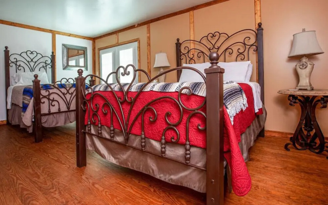 photo 5 of Round Top Hotel